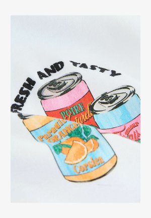 Tre illustrerade dryckesburkar på vitt tyg: en rosa burk med etiketten "Poire", en blå burk med texten "Paradise ORANGE" och en gulorange burk med en apelsinskiva.