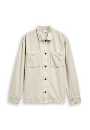 Chemise boutonnée beige clair en tissu texturé. Présente un col, deux poches avant et des manches allongées avec des poignets.