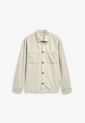 Chemise boutonnée beige clair en tissu texturé. Présente un col, deux poches avant et des manches allongées avec des poignets.