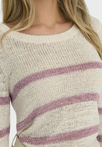 Strickpullover mit lockerer Passform, der cremefarbene und helllila horizontale Streifen, einen weiten Ausschnitt und strukturierte Stoffe aufweist.