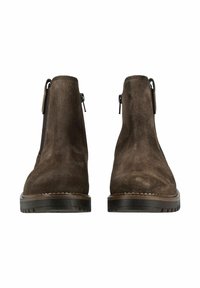 Botas de tobillo de ante marrón con una textura suave, paneles laterales elásticos, costuras prominentes y una suela de goma de perfil bajo.