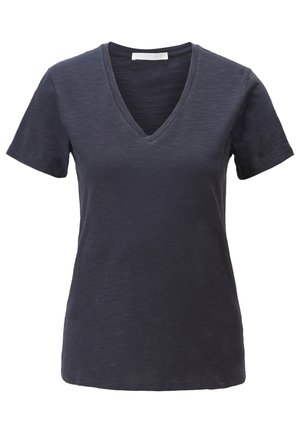 T-shirt femme bleu marine foncé à manches courtes et col en V avec un tissu subtilement texturé sur fond blanc uni.