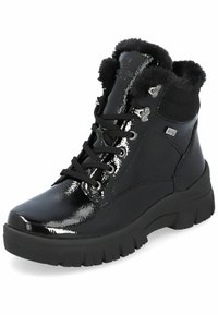 Botas de tobillo de charol negro con un suave collar de piel de pelo negro, suela de goma resistente y ojales plateados para los cordones. Diseño funcional y duradero.