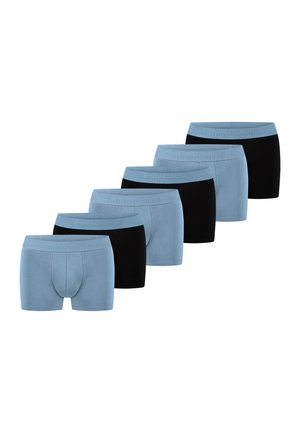 Sechs Paar Herrenboxershorts in abwechselnden schwarzen und hellblauen Farben, diagonal angeordnet.