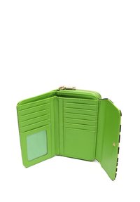 Cartera verde brillante abierta que muestra múltiples ranuras para tarjetas, ventana transparente para identificación, bolsillo con cremallera para monedas y cierre de presión sobre un fondo blanco.