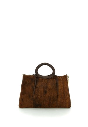 Borsa marrone con texture effetto pelliccia con manici superiori arrotondati e rifinitura in pelle intrecciata su sfondo bianco.