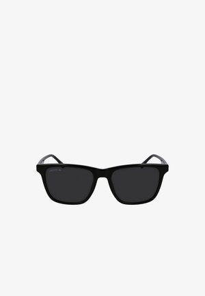 Czarne prostokątne okulary przeciwsłoneczne z ciemnymi soczewkami, z gładką plastikową oprawą i subtelnie zakrzywionymi zausznikami. Na oprawie widnieje logo Lacoste.
