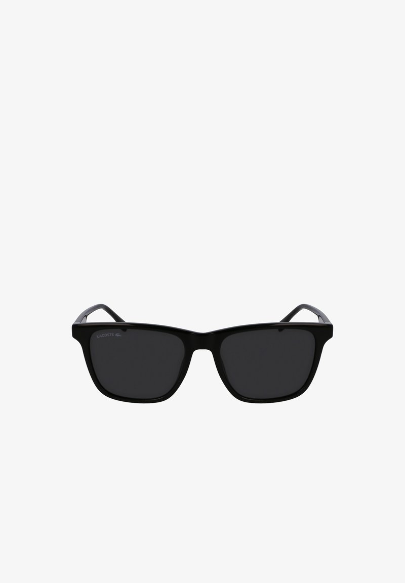 Ochelari de soare dreptunghiulari negri cu lentile închise, având un cadru din plastic neted și templesuri ușor curbate. Logo-ul Lacoste este afisat pe cadru.
