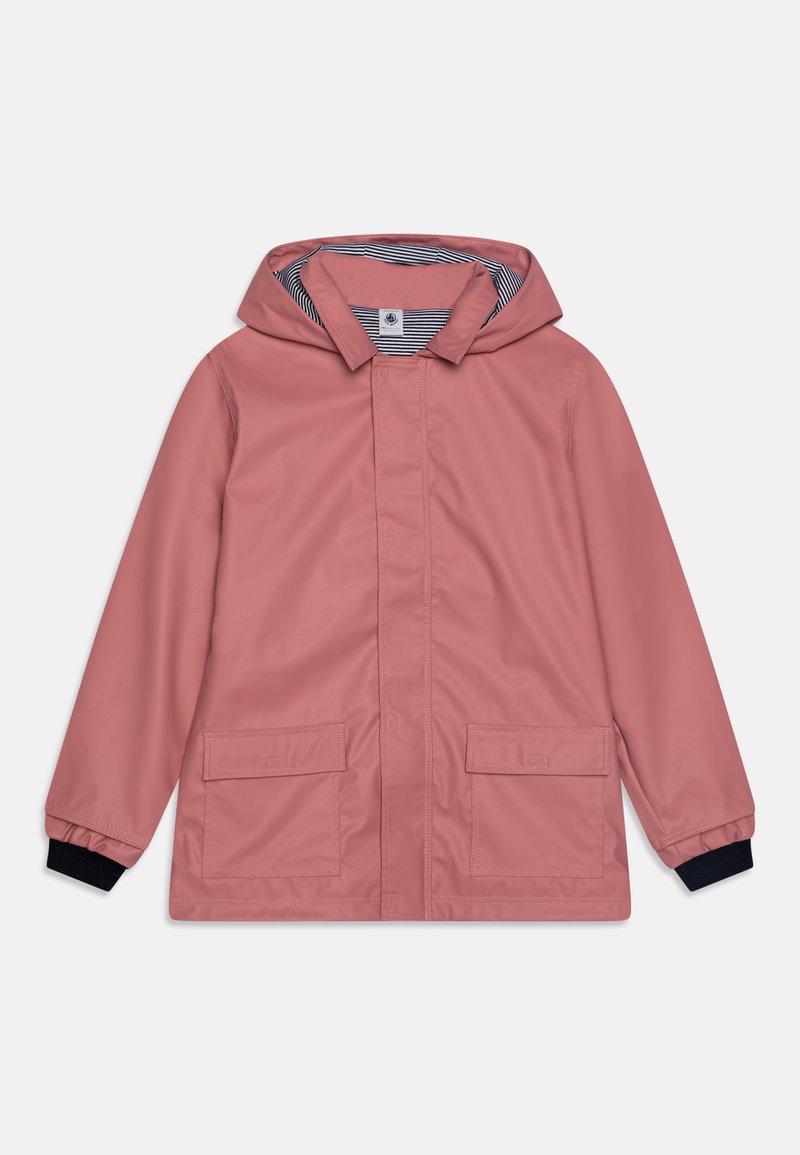Chaqueta impermeable rosa con capucha, puños elásticos y dos bolsillos frontales. Forrada con tela a rayas para un contraste en los detalles.