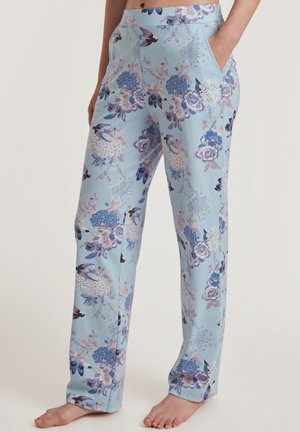 Lichtblauwe bloemenbroek van zachte stof, met een ontspannen pasvorm, zakken en een patroon van roze en blauwe bloemen met donkere accenten.