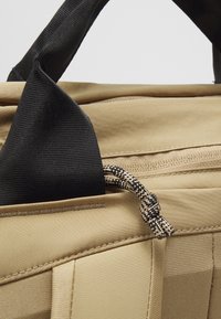 The North Face NEVER STOP UTILITY PACK UNISEX - Hátizsák - kelp tan/tnf black