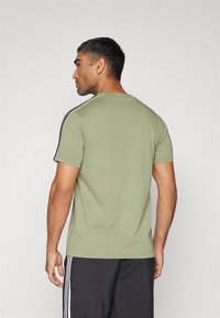 adidas Sportswear ESSENTIALS SINGLE 3-STRIPES - Apdrukāts T-krekls - tent green