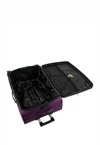 Maleta morada con un exterior con patrón, mango retráctil e interior negro espacioso con compartimentos de malla y correas de seguridad.