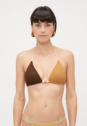 Brun og beige trekantet bikinitopp laget av teksturert stoff, med en sentral perledetalj. Knytes i nakken og bak.