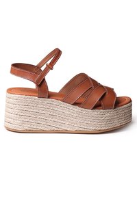 Sandalo con zeppa in pelle marrone, con cinturini incrociati, suola piattaforma in juta intrecciata, cinturino alla caviglia regolabile e finitura liscia.