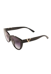 Czarne okulary przeciwsłoneczne w kształcie kociego oka z gradientowymi szarymi soczewkami, złotym akcentem w kształcie "V" na boku oraz błyszczącym wykończeniem. Lekka plastikowa oprawa.