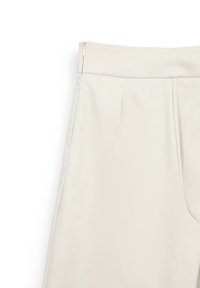 Weiße, hochtaillierte Hose mit glatter Textur, ausgestattet mit einem verdeckten seitlichen Reißverschluss und Falten für zusätzliche Details.