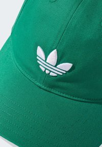 Zelená baseballová čepice z texturované látky s bílým vyšívaným logem se třemi listy a pruhy na přední straně.