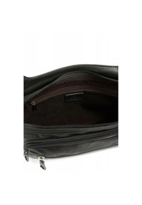 Borsa in pelle nera con una superficie liscia, dotata di chiusura con zip e foderata in tessuto marrone. Include una tasca interna con zip.