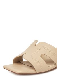 Jenny Pantoletai - beige