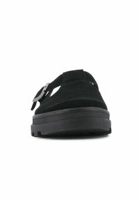 Sandales en suede noir avec des côtés ouverts, une sangle réglable et une semelle en caoutchouc texturée. Comprend un léger talon et un design minimaliste.
