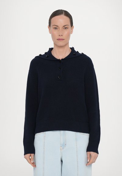 Merinoknitted sweater navy med huva, med knappar framtill, ribbade ärmslut och blomformade detaljer på kragen.