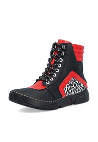 Baskets montantes noires et rouges avec détail imprimé animal noir et blanc, lacets noirs et semelle épaisse en caoutchouc.