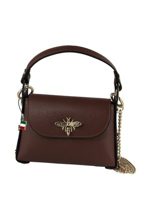 Sac à main en cuir marron avec un emblème en or de abeille, poignée supérieure et sangle en chaîne amovible ; comporte un petit charme en forme de drapeau italien.