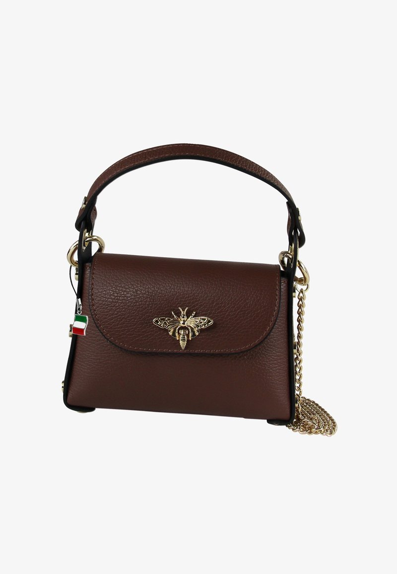 Bruine leren handtas met een gouden bij-embleem, bovenhandgreep en afneembare kettingriem; beschikt over een klein Italiaans vlagcharme.