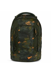 Grüner Camouflage-Rucksack mit orangefarbenen Blattmustern, der mehrere Fächer, Reißverschlüsse und gepolsterte Träger für Komfort bietet.