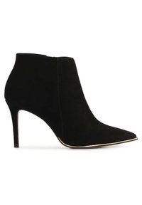 Czarne zamszowe botki na wysokim obcasie z wąskim noskiem i szczupłym obcasem, z subtelnym złotym wykończeniem wzdłuż krawędzi podeszwy.