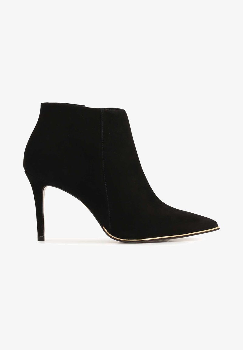 Czarne zamszowe botki na wysokim obcasie z wąskim noskiem i szczupłym obcasem, z subtelnym złotym wykończeniem wzdłuż krawędzi podeszwy.