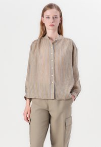 Camisa de botão riscada em tons de bege, laranja e azul; tecido leve com colarinho mandarim e mangas balão; botões frontais e corte descontraído.