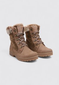 Botas de tobillo de gamuza marrón con un cuello de piel sintética, puntera redonda y ojales de metal, que cuentan con un diseño de cordones y suelas de goma texturizadas.