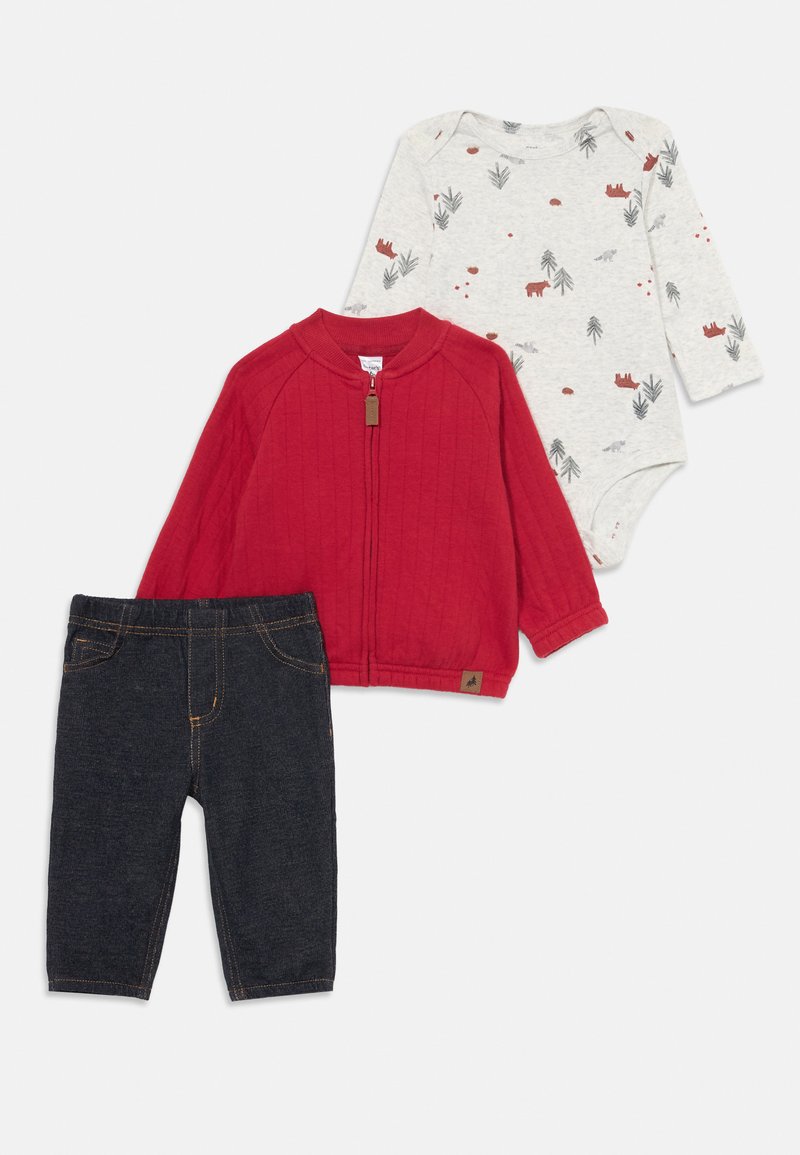 Veste zippée matelassée rouge, bodysuit gris avec imprimé d'animaux de la forêt, et pantalon en denim foncé avec des coutures orange. Ensemble pour nourrissons.