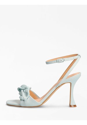 Jasnoniebieski sandał na wysokim obcasie z gładkiej skóry, ozdobiony kokardą na palcach i cienkim paskiem wokół kostki z klamrą.