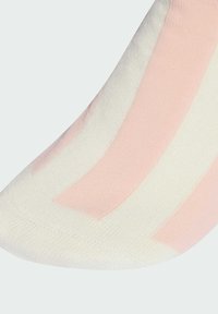 Čarapa s prugama u okomitom uzorku svijetlo ružičaste i bijele boje, izrađena od teksturiranog pletenog materijala, s zaobljenim vrhom.