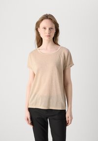 Beige t-shirt met korte mouwen en een ronde halslijn, gemaakt van lichtgewicht, iets doorschijnende stof en voorzien van opgerolde mouw cuffs.