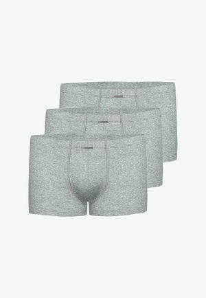 Drei Paare graue Boxershorts aus einem weichen, dehnbaren Material. Sie verfügen über eine konturierte Tasche, einen elastischen Bund und kontrastierende Nähte.