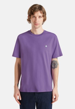 T-shirt di cotone viola con scollo rotondo e maniche corte, dotata di un piccolo logo chiaro sulla parte sinistra del petto.
