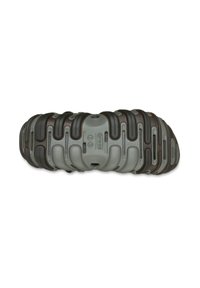 Gestroomlijnde, langwerpige foam roller in grijs en donkerbruin, met een gegroefd ontwerp voor effectieve spierreliëf en een gestructureerd oppervlak voor grip.