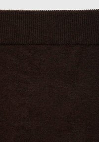 Țesătură tricotată maro cu o textură moale, având o culoare uniformă și un tiv elastic în partea de sus pentru confort și potrivire.
