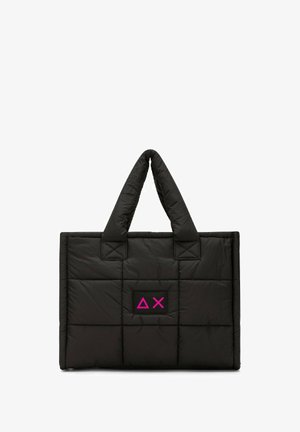 Borsa tote nera con imbottitura a quadratini, doppi manici e un accento del logo rosa. Texture morbida e forma rettangolare, adatta per un uso casual.