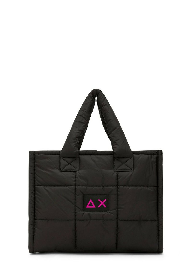 Borsa tote nera con imbottitura a quadratini, doppi manici e un accento del logo rosa. Texture morbida e forma rettangolare, adatta per un uso casual.