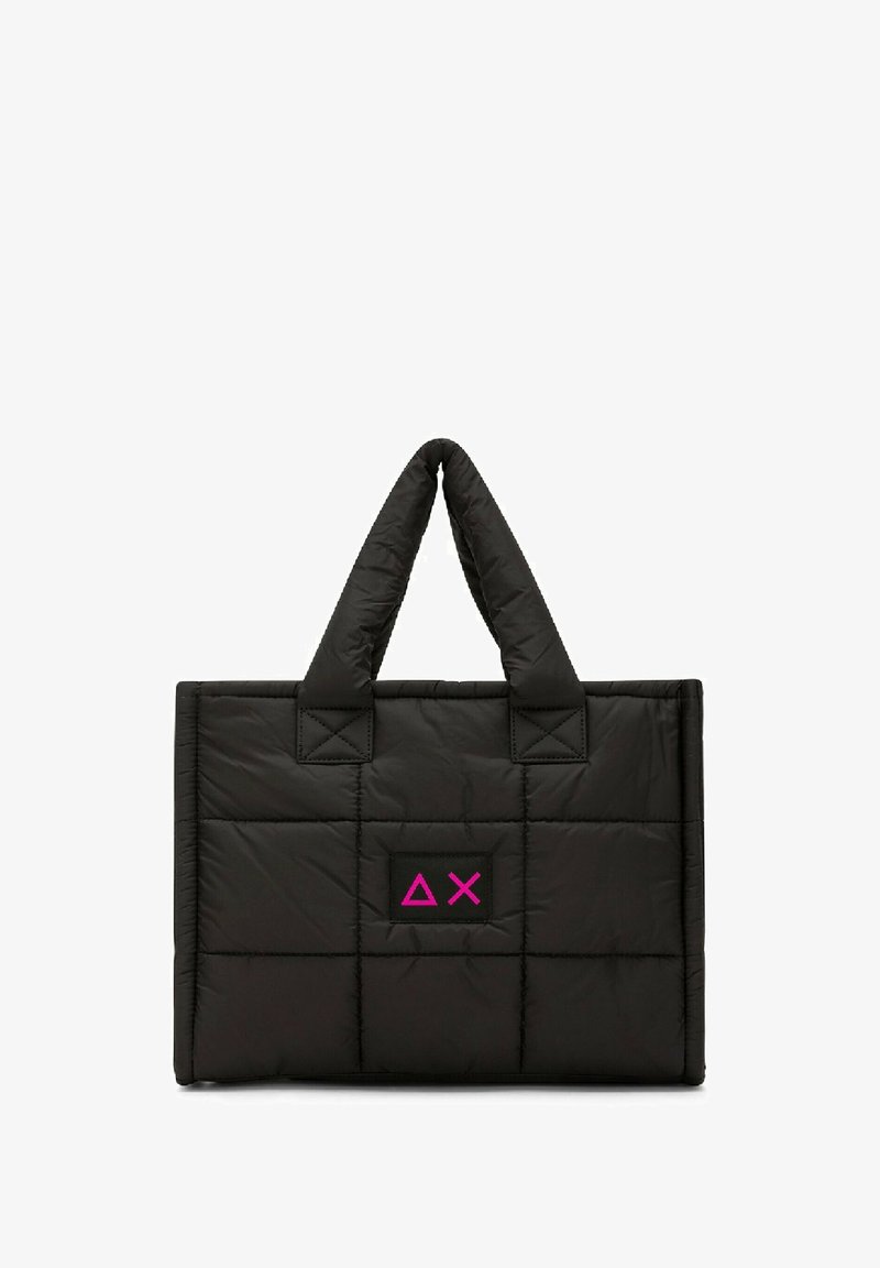 Borsa tote nera con imbottitura a quadratini, doppi manici e un accento del logo rosa. Texture morbida e forma rettangolare, adatta per un uso casual.