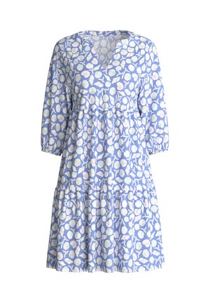 Vestito azzurro chiaro con motivo di conchiglie bianche e rosa pallido, maniche a tre quarti, scollo a V e vita e balze della gonna arricciate.