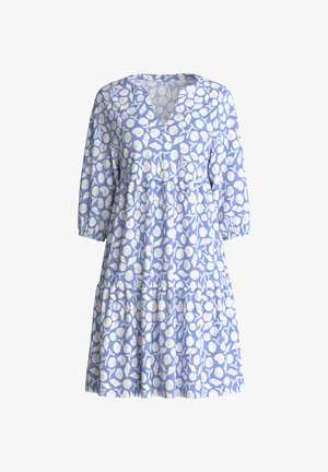 Robe bleu clair avec motif de coquillages blancs et rose pâle, manches trois-quarts, encolure en V, taille et volants de jupe froncés.