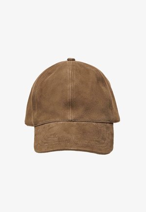 Bruin suède baseballpet met een gebogen rand, met zichtbare stikdetails en een bovenste knop. Zachte textuur, klassiek ontwerp.