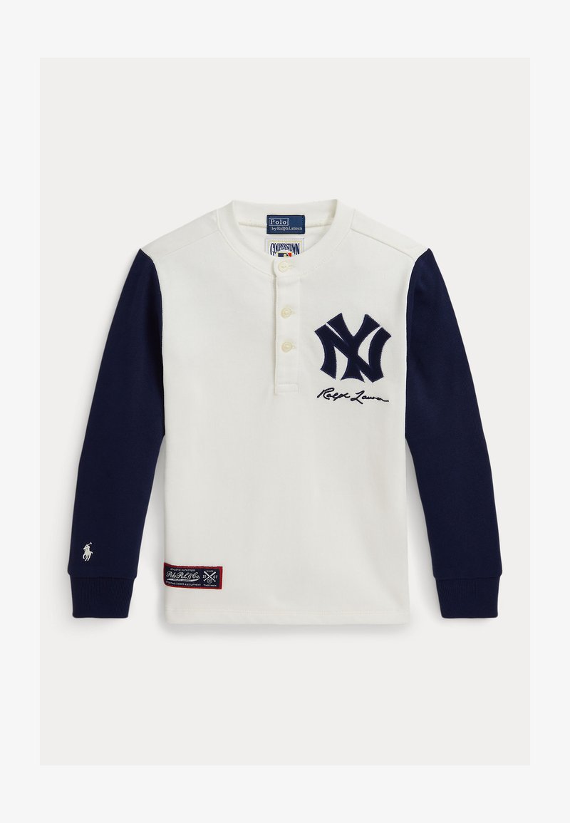 Hvit bomullsskjorte med lange ermer og marineblå ermer, med et stort brodert NY-logo og et lite polo-emblem på ermet.