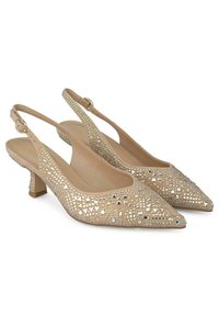 Beżowe buty na klinie z wąskim noskiem, z perforowanym wzorem i refleksyjnymi akcentami. Niskie obcasy blokowe zapewniają stabilność.